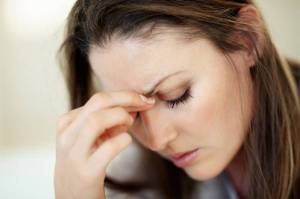 woman-managing-migraine